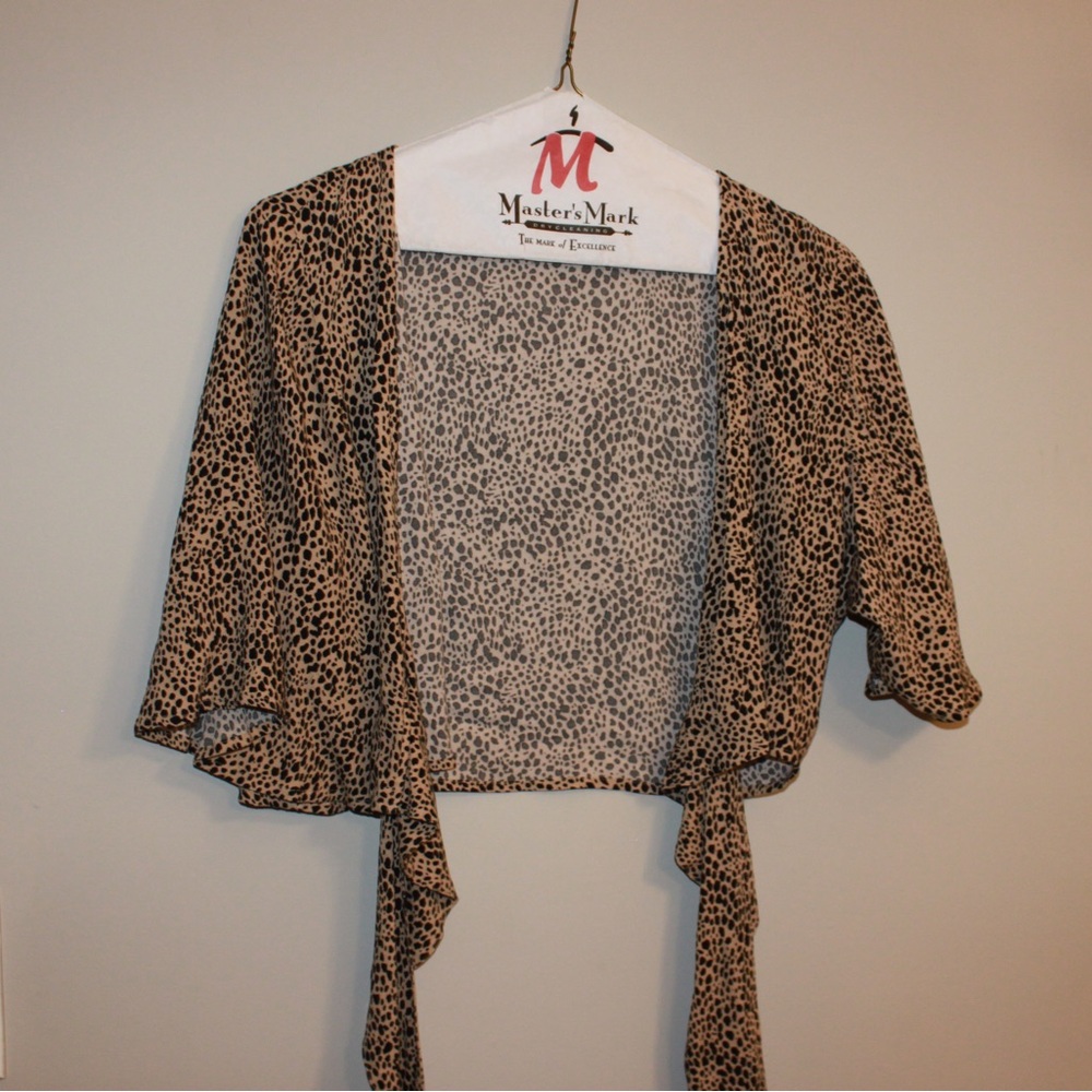 American Eagle Cheetah Print Blouse. Tie knot top. (M)